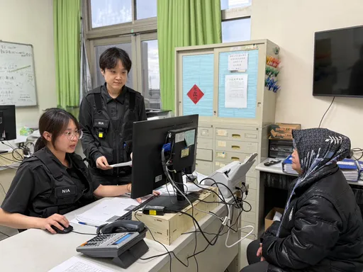 誤認免簽規定！八旬美國阿嬤逾期滯台1年　暖心移民官助平安返家