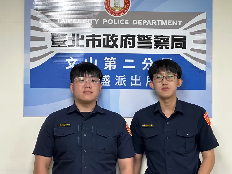 到場協助的萬盛派出所警員虞鈞翔、洪旗安。翻攝畫面