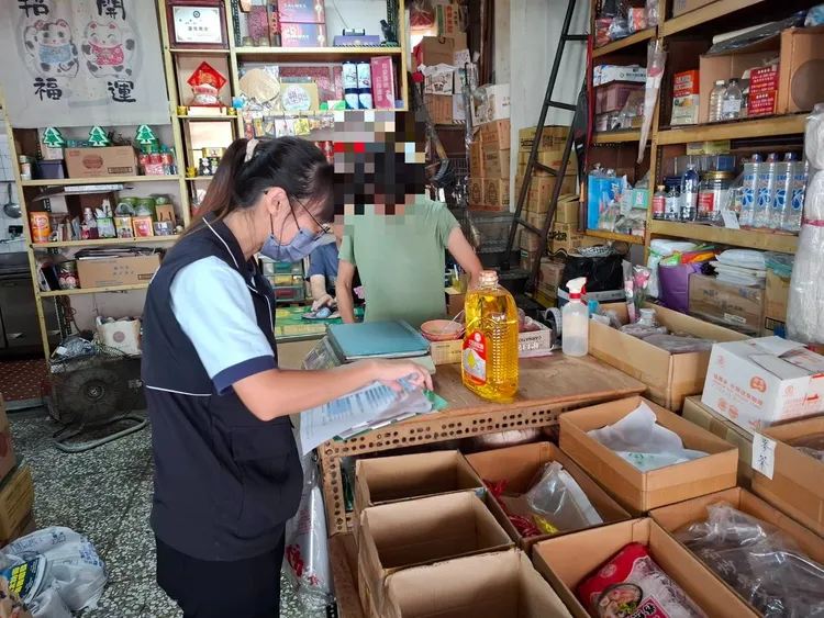 台中市政府至公有市場稽查問題油品。市府提供