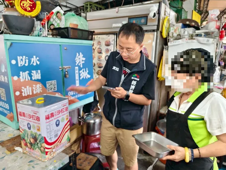 台中市政府至公有市場稽查問題油品。市府提供