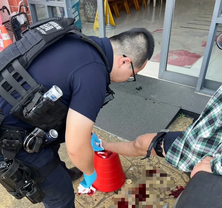 警員以「戰術止血帶」為老翁止血。大溪警分局提供