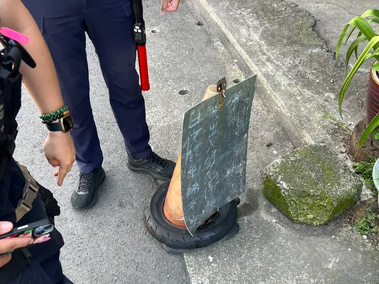 老翁遭路邊三角錐上的鐵片割傷。大溪警分局提供