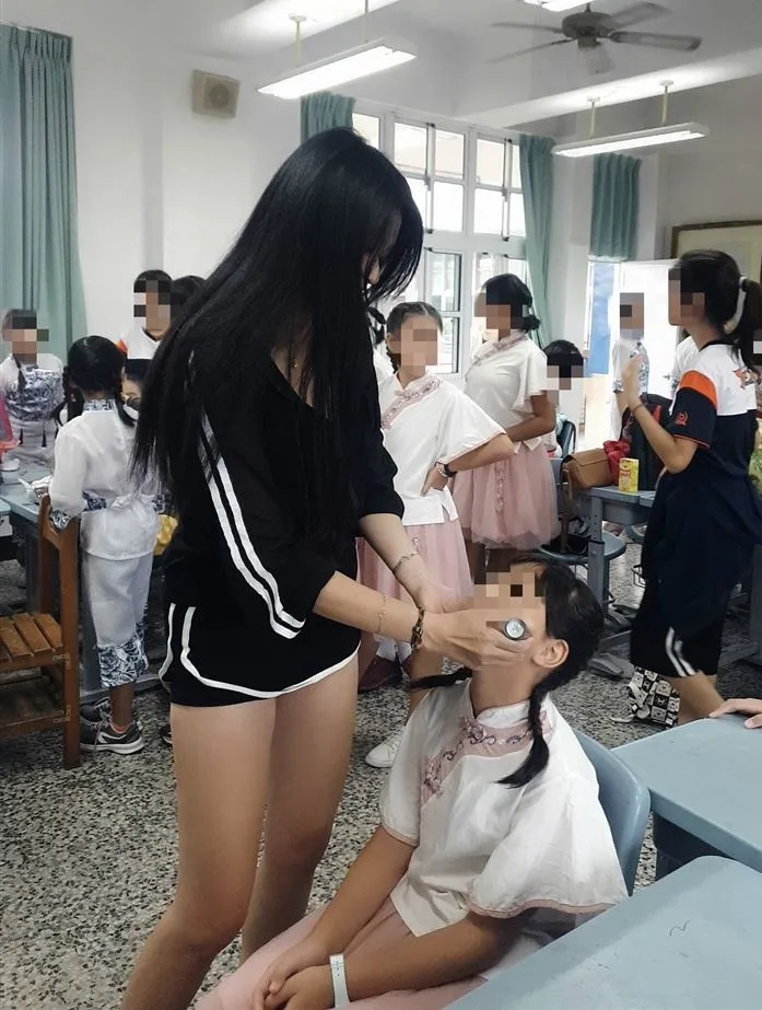 2020年溫靈筱幫女兒班上同學化妝，驚艷網友。溫靈筱提供