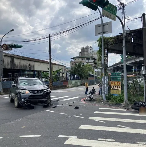 新店黃牌重機、RAV4路口碰撞　30多歲騎士慘摔送醫搶命