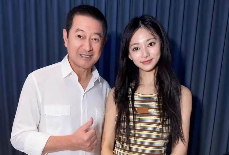 這樣也能遇到！野生周子瑜現蹤高雄夜市  超大咖歌王搶先合照