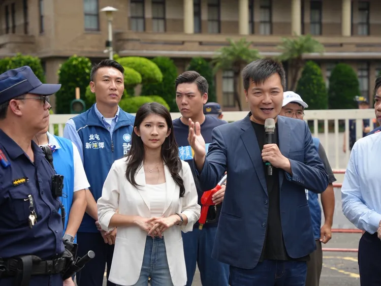 北北基桃中青年世代楊植斗、賴苡任、李明璇、陳冠安、林祐德、張家馨、陳以樂、江冠妤、許育璿等人，今（14）日前往監察院，檢舉行政院長卓榮泰、衛福部部長石崇良、食藥署署長姜至剛及行政院食品安全辦公室主任許輔等人，涉嫌違法失職，並遞交檢舉函。讀者提供
