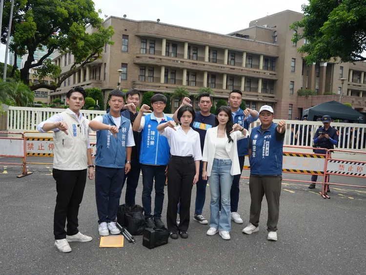 北北基桃中青年世代楊植斗、賴苡任、李明璇、陳冠安、林祐德、張家馨、陳以樂、江冠妤、許育璿等人，今（14）日前往監察院，檢舉行政院長卓榮泰、衛福部部長石崇良、食藥署署長姜至剛及行政院食品安全辦公室主任許輔等人，涉嫌違法失職，並遞交檢舉函。讀者提供