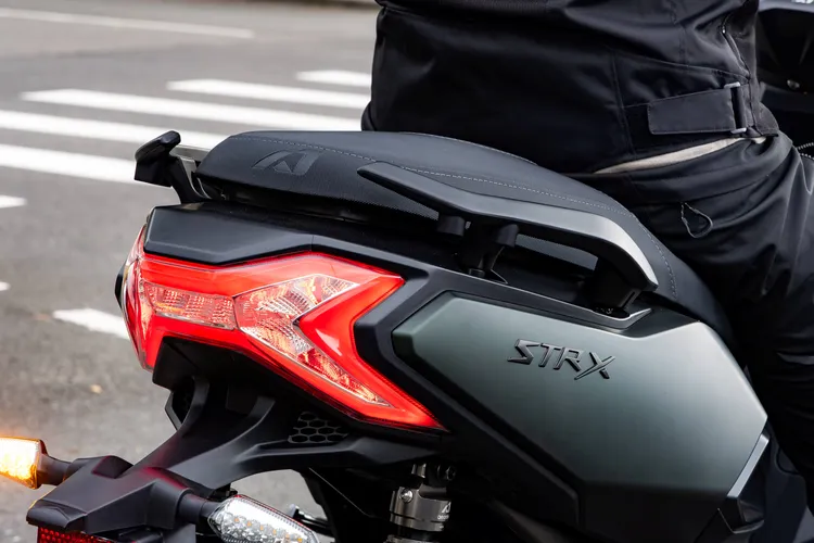 車尾首度導入X字立體導光LED尾燈，不僅提升品牌辨識度，也強化夜間行車辨識效果。業者提供