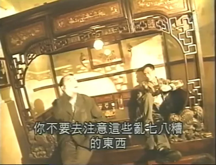 蔡康永（左）在酒館老闆于寒面前吐槽店內裝潢亂七八糟。翻攝ee H YT
