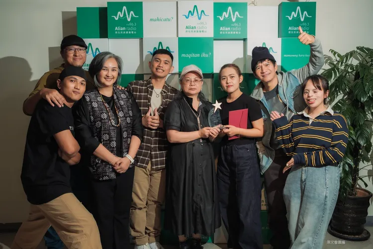 「kilux嘿！Alian大明星」空中選秀圓滿落幕，主持人Tey Lung Jiru方聖傑 (左起)、評審Mayaw Laway馬耀・喇外、原廣台經理Pisuy.Masaw、決賽選手Ang’ngul Djakudjakuc 闇鴻麟、原文會副執行長Alui‧Djadjavac阿路一‧賈佳法子、決賽選手Maleveleve高柔恩、評審王宏恩、主持人Upah小宇。原文會提供