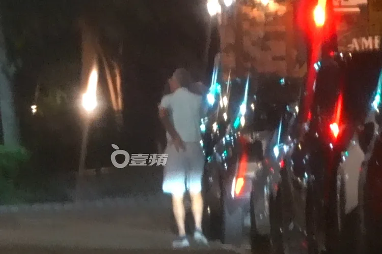 郭台銘撐著腰，邊走邊講電話，此時謝女在距離郭董50公尺外的地方，被記者直擊也在講電話。特勤中心攝