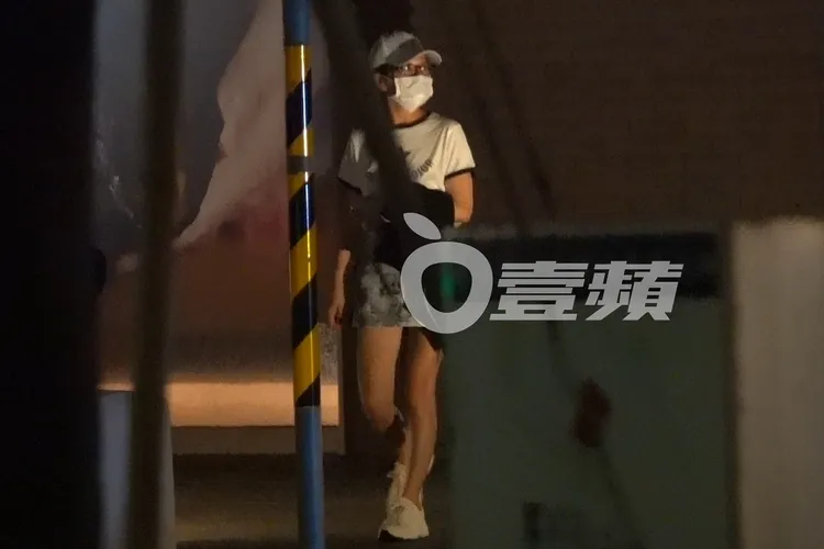 郭台銘在50公尺外上車離開後，謝女講完電話，從春大直走到對面路邊花圃角落，試圖掩人耳目。特勤中心攝