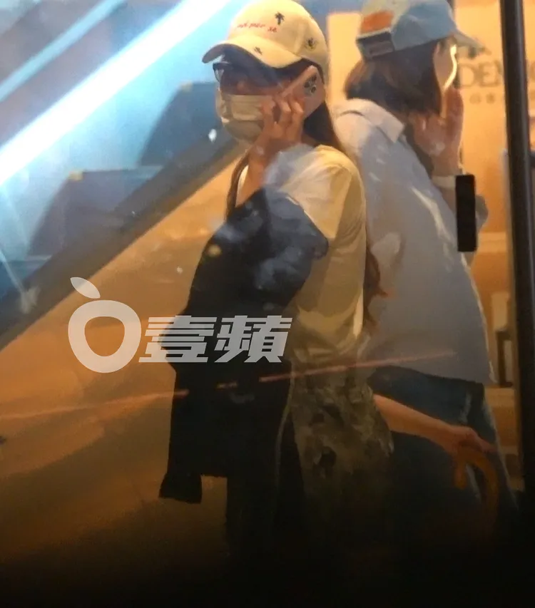 謝女當晚裝扮與平時跟郭董打完球後的穿搭雷同。特勤中心攝