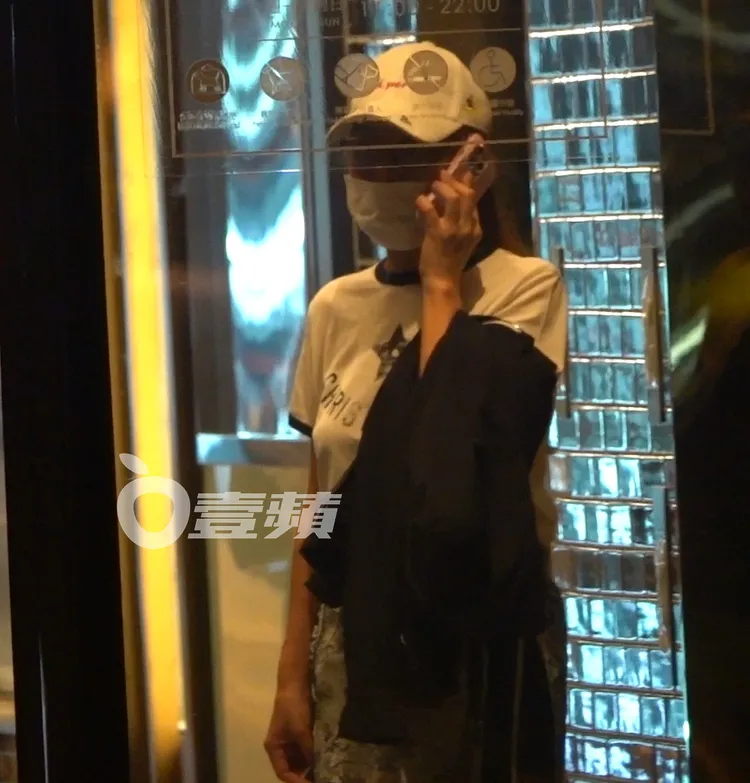 謝女不停講電話，從春大直美食街向外張望。特勤中心攝