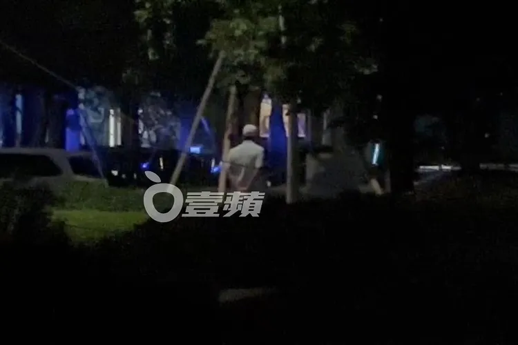 郭台銘在大直萬豪酒店旁小公園內背著手散步等人。特勤中心攝