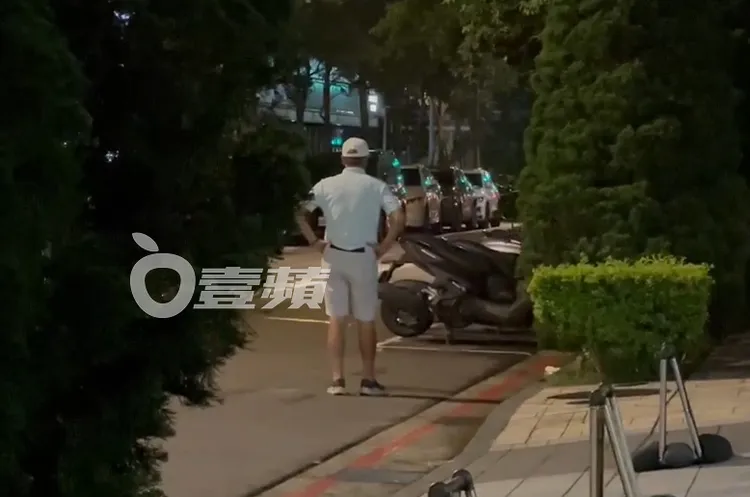 郭台銘在萬豪酒店旁小公園徘徊半小時，講了20分鐘電話後，走回路邊準備上車離開。特勤中心攝