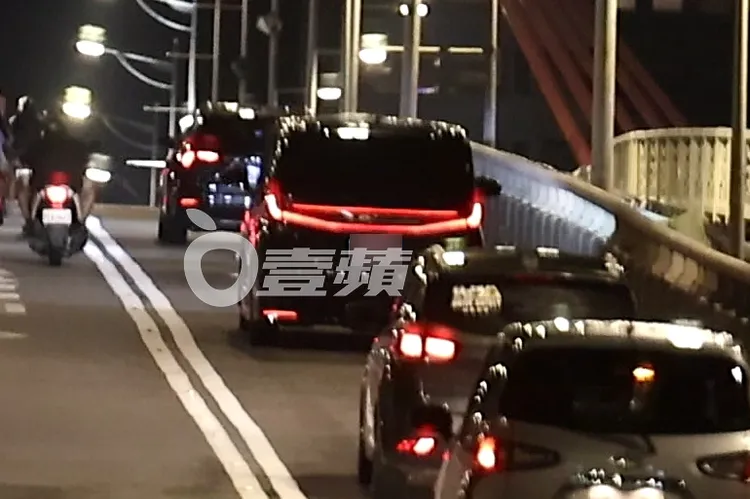 郭台銘保母車在大直橋被《壹蘋》捕獲，記者索性一探究竟。特勤中心攝