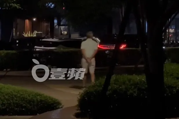 接著郭董在萬豪酒店旁的小公園散步，不時左右張望，似乎在等某人。特勤中心攝
