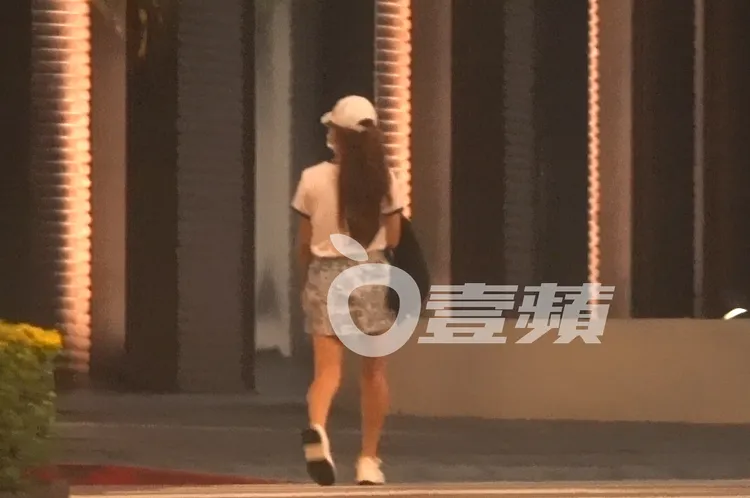接著謝女又往春大直百貨走去。特勤中心攝