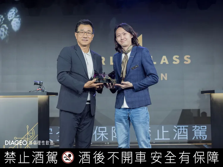 帝亞吉歐總經理梁殷禎(左)與Chǎn Chǎn 嬋潹 劉權震(右)合影。業者提供