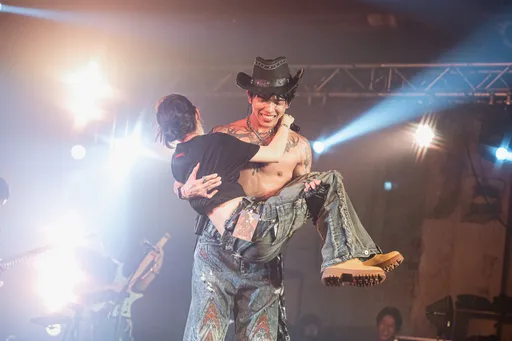 饒舌男星開唱放送猛肌！才剛淚謝女友不離不棄　轉頭再撩母胎單身女星
