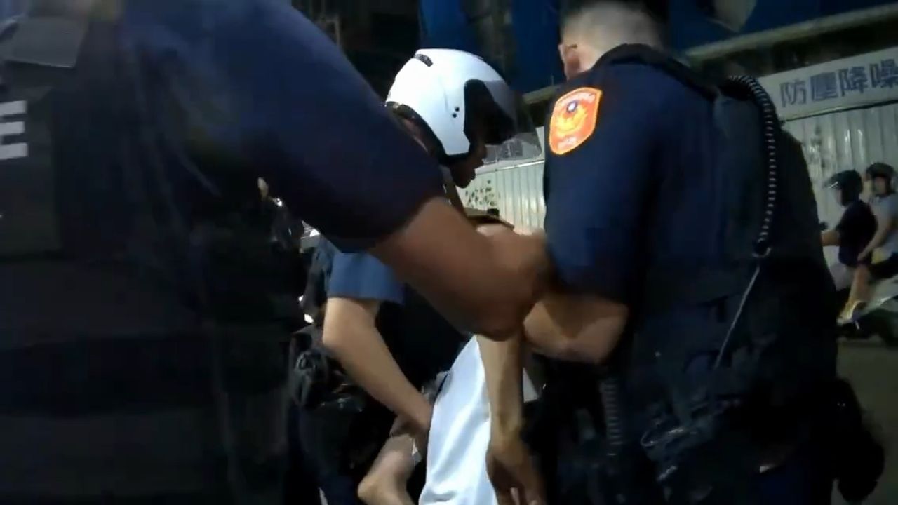 中壢男消費失控還對錄影民眾動粗 遭警當場管束送辦