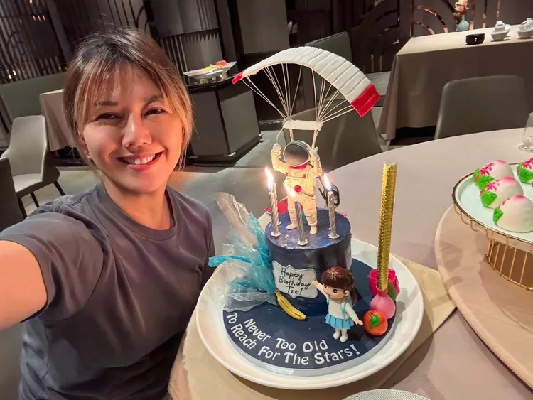 孫燕姿與自己的生日蛋糕合照留念。翻攝孫燕姿臉書