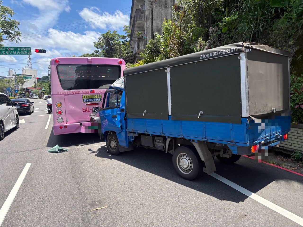 新北小貨車追撞公車 駕駛雙腿骨折受困!警消緊急救援
