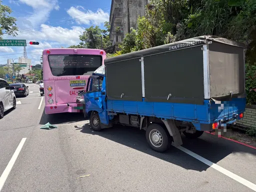 新北小貨車追撞公車　駕駛雙腿骨折受困！警消緊急救援