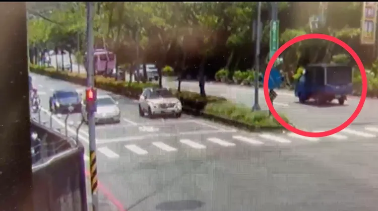 小貨車不明原因追撞公車。翻攝畫面
