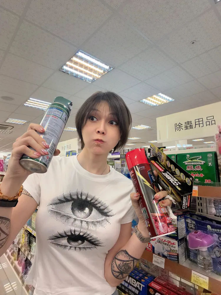 巴逆逆拿著殺蟑劑，一臉無奈說，因為大樓不能使用水煙，真麻煩。翻攝巴逆逆臉書