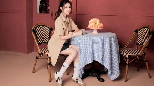 舒華來咖啡館當文青女神　纖細美腿讓腳上德訓鞋瞬間好燒