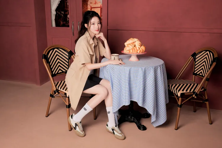舒華替SKECHERS HOTSHOT德訓鞋帶貨。品牌提供