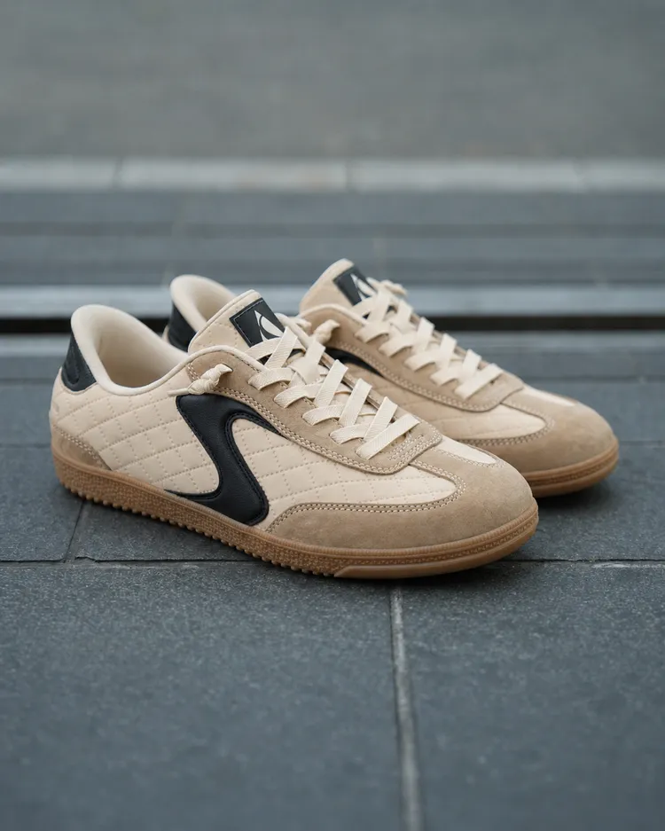 SKECHERS HOTSHOT COZY FIT（燕麥卡其），2990元。品牌提供