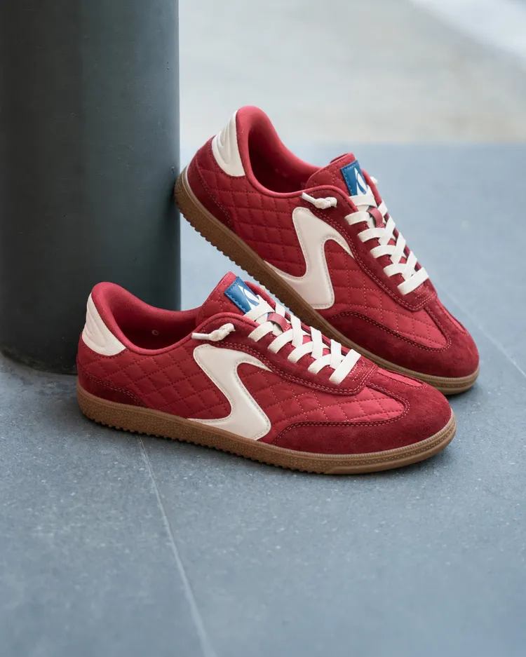 SKECHERS HOTSHOT COZY FIT（酒釀莓紅），2990元。品牌提供