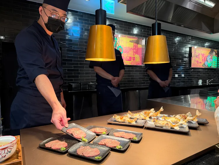 旭集台中店現做餐檯可吃到無限供應牛舌等料理。莊偉祺攝