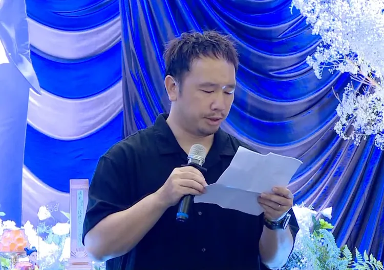 弟弟傅子寧代表家屬致詞。民視提供