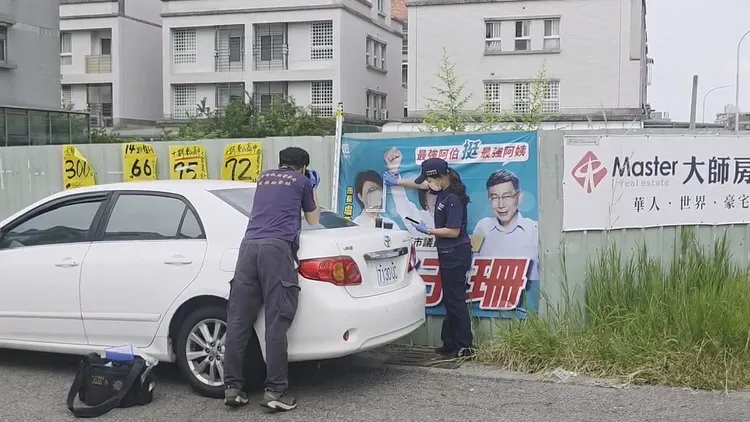 民眾黨台中市議員參選人邱于珊競選廣告被破壞，警方到場蒐證。邱于珊提供