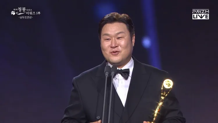 尹敬浩奪男配角獎，忍不住落淚。翻攝PRIZE