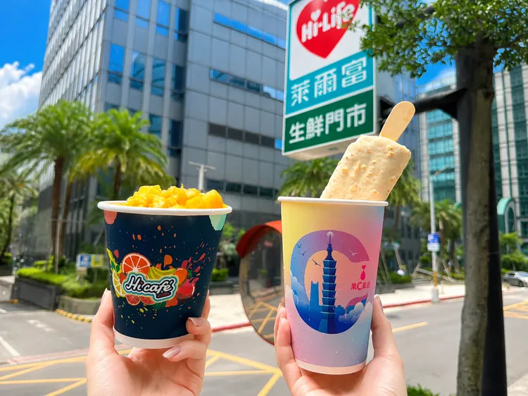 兩款今夏限定口味果C果昔，包還草莓香蕉聖代風味的「如蕉似妻」（右）與「芒果粒粒煉乳剉冰」。萊爾富提供