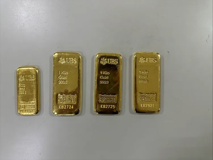 警方追回市值1400萬元的黃金磚。翻攝畫面