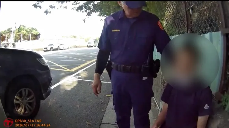警方逮獲年輕車手。翻攝畫面