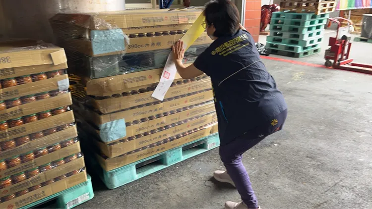 南投縣衛生局封存華南食品疑以問題油製成的罐頭產品。縣府提供