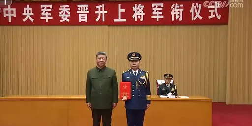 忌憚全寫臉上？他被扶正成「共軍最年輕上將」　習近平零笑容