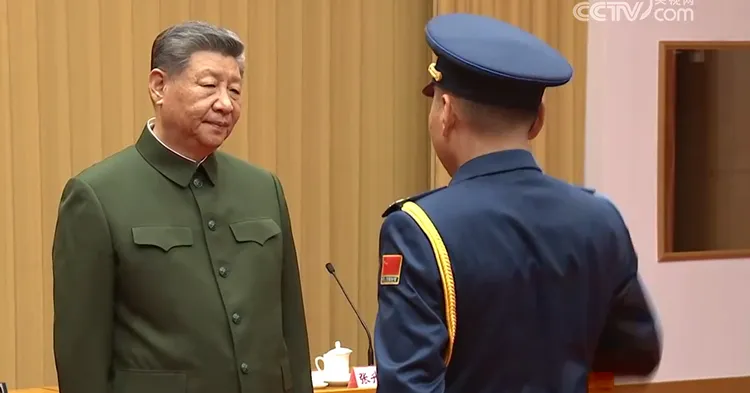 習近平出席典禮毫無笑容。翻攝央視新聞