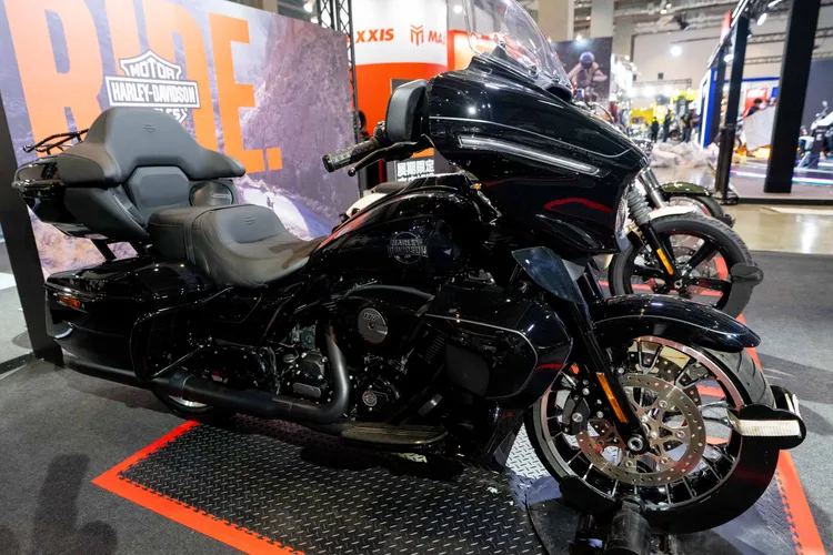 Harley-Davidson Street Glide Limited延續經典Batwing蝙蝠翼整流罩設計，並升級智慧觸控介面、懸吊系統與長途巡航配備，展現豪華巡航旗艦定位。業者提供