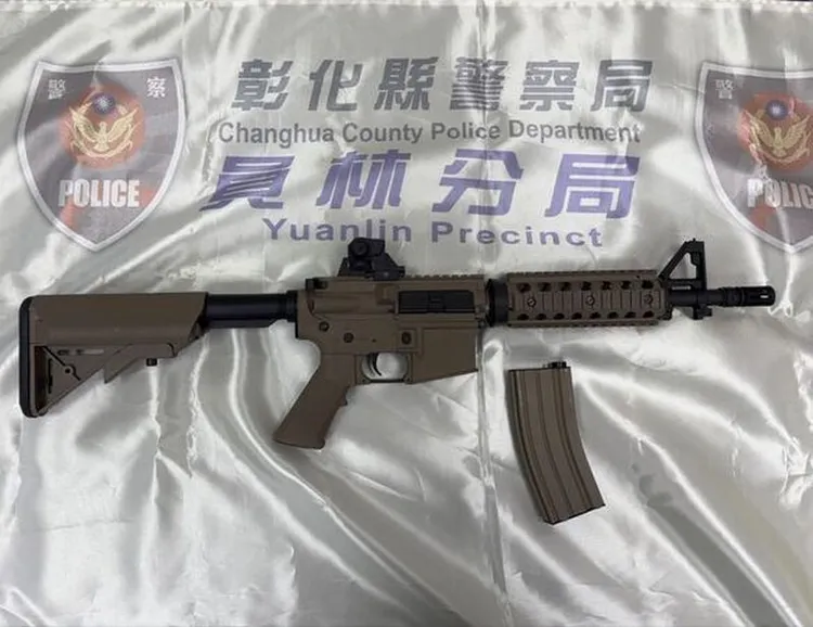 黃姓少年所持的玩具長槍。民眾提供