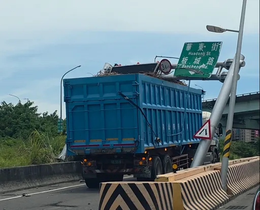 板橋驚見「卡桿」意外！　大貨車誤闖限高設施連路燈也遭殃　