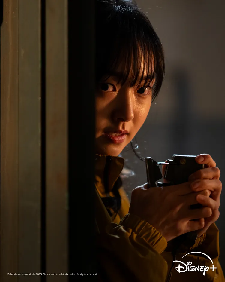 金慧峻為了演好《殺人者的購物中心2》，在家也隨身攜帶道具槍練習。Disney+提供