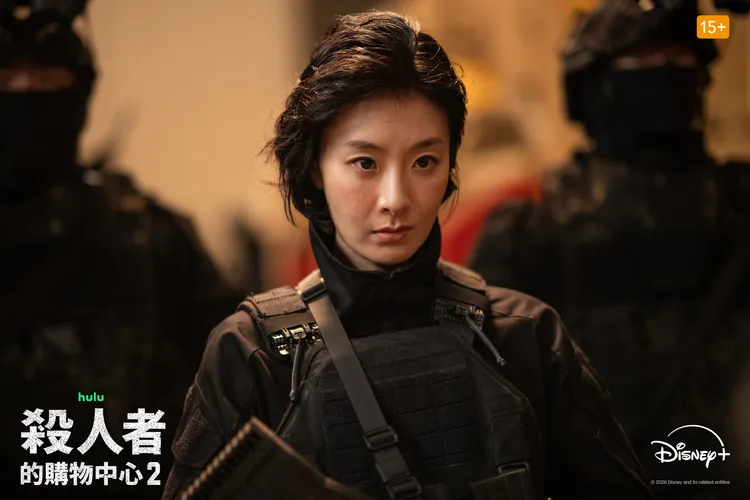 玄理在《殺人者的購物中心2》飾演巴比倫日本分部的小隊長Q。Disney+提供